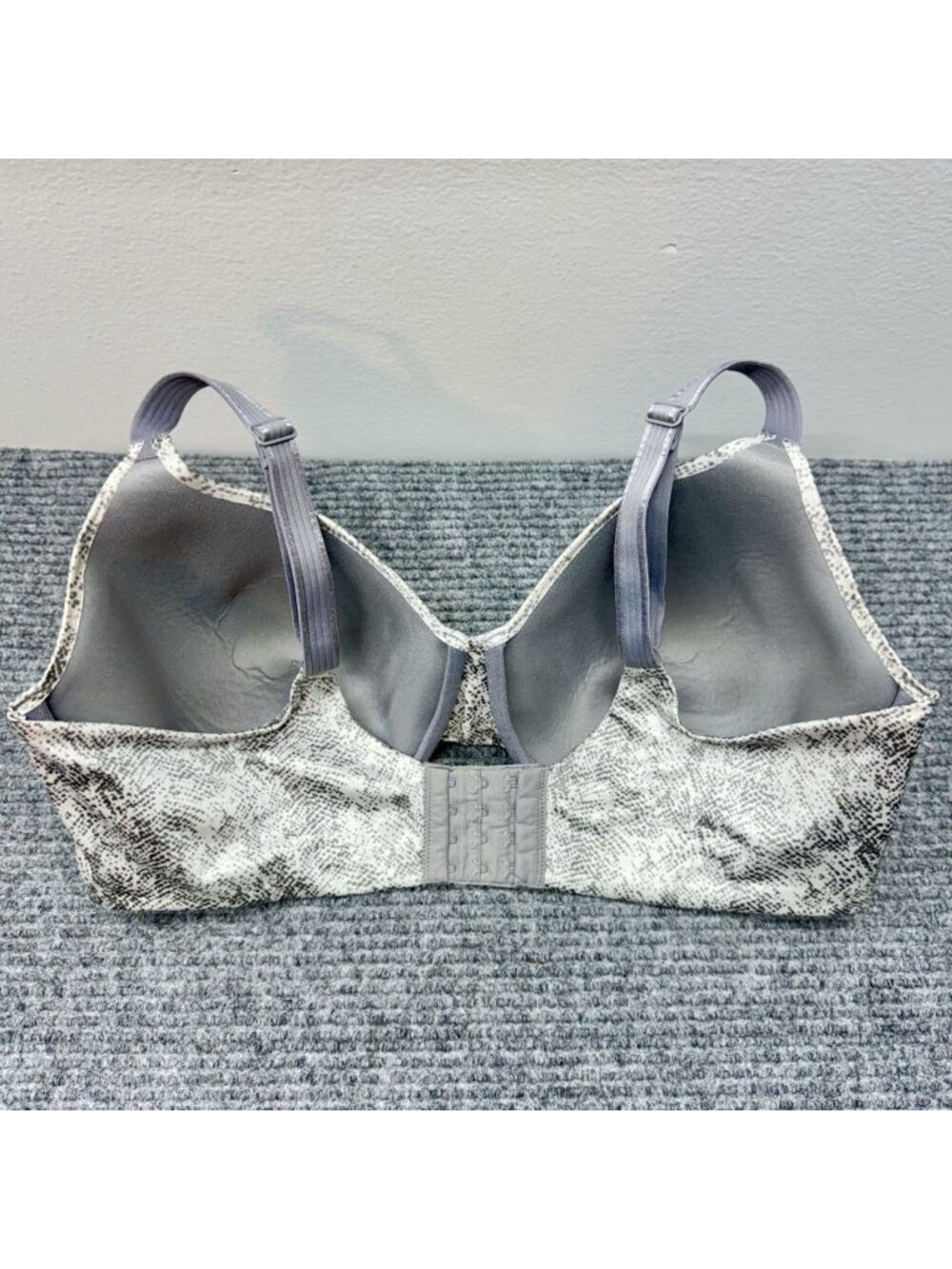 Bali Bra 40DD One Smooth U Concealing Underwire Satin Gray Snakeskin 3W11/3811 - Picture 2 of 6